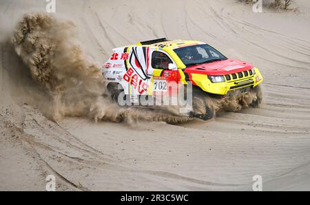 Maigaiti, Chinas autonome Region Xinjiang Uygur. 23. Mai 2023. Fahrer Liu Yangui und sein Pilot Chen Feng treten auf der dritten Etappe in der Wüste von Maigaiti County bei der 2023 Taklimakan Rally, der Autonomen Region Xinjiang Uygur im Nordwesten Chinas, am 23. Mai 2023 an. Kredit: Hu Huhu/Xinhua/Alamy Live News Stockfoto