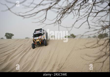 Maigaiti, Chinas autonome Region Xinjiang Uygur. 23. Mai 2023. Fahrer Li Yu und sein Pilot Miao Jinhua treten auf der dritten Etappe in der Wüste von Maigaiti County bei der 2023 Taklimakan Rally, der Autonomen Region Xinjiang Uygur im Nordwesten Chinas, am 23. Mai 2023 an. Kredit: Hu Huhu/Xinhua/Alamy Live News Stockfoto