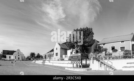 Elim, Südafrika - 21. September 2022: Eine Straßenszene mit historischen Häusern, einem Unternehmen und der mährischen Kirche in Elim, in der Provinz Westkap. Mo Stockfoto