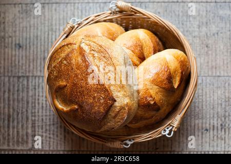Zusammensetzung der frischen Brote im Korb Stockfoto