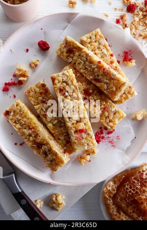 Ernährungsriegel mit Haferbrei und getrockneten Früchten Stockfoto