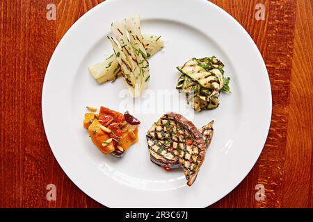 Eine Auswahl an Antipasti, Fenchel vom Holzkohlegrill, Aubergine, Zucchini und gerösteten Paprika Stockfoto