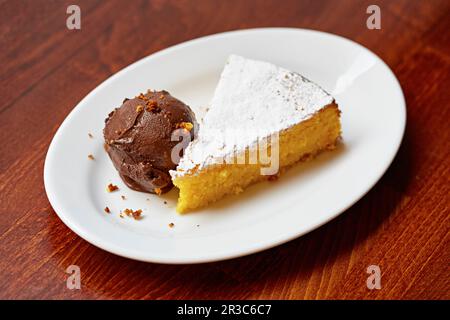 Polentakuchen und Schokoladeneis Stockfoto