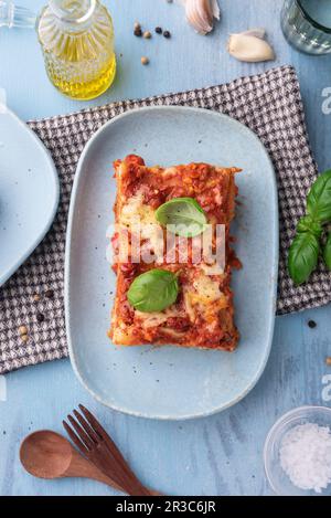 Vegane Lasagne mit „Bolognese“ aus Linsen, Gemüse und Sojamilch Stockfoto