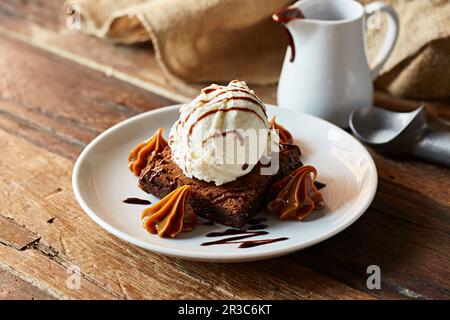 Schokoladen-Brownie und Eis Stockfoto