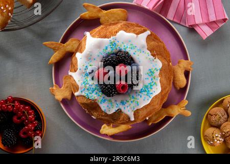 Osterkuchen mit Zuckerzusatz und frischen Beeren Stockfoto