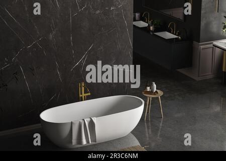 Modernes Luxus-Badezimmer, dunkle Marmorhintergrundwände, weiße Badewanne, Doppelwaschbecken, Marmorablagefläche, Spiegel, Zimmerpflanzen, Seitenansicht. Modell. 3D Rend Stockfoto