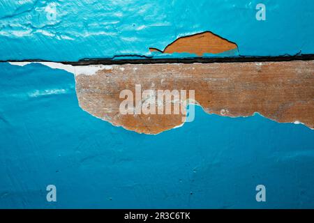 Holzwand mit abblätternder Farbe. Putzwände, die sich abblättern. Altes, aus Holz gestrichenes, blaues, rustikales Backgrou Stockfoto