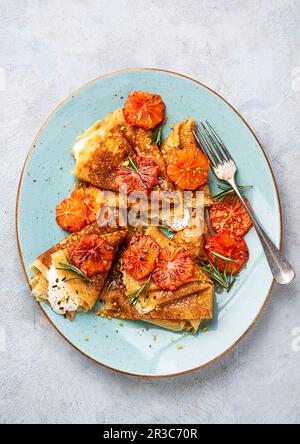 Pfannkuchen mit karamellisierten Rosmarin-Blutorangen Stockfoto