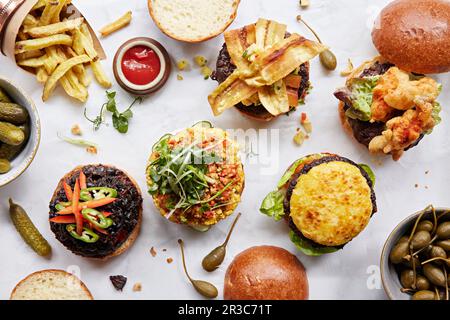 Ein Schuss Burger und Pommes Frites mit Gurken und Kaperbeeren Stockfoto