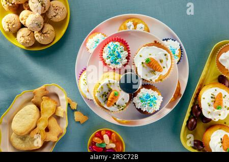 Muffins und Kekse zu Ostern Stockfoto