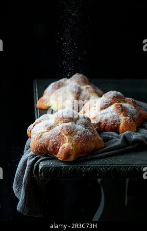 Traditionelles mexikanisches Brot der toten Pfanne de muerto Stockfoto