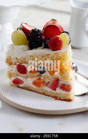 Ein Stück Sahnetorte mit viel Obst Stockfoto