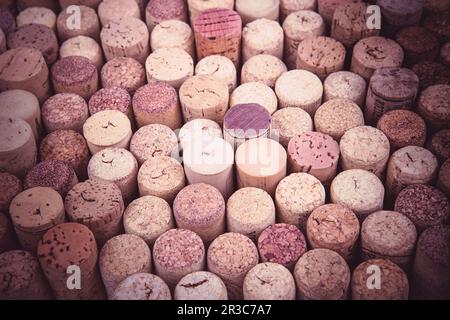 Hintergrundstruktur mit verschiedenen Weinkorken. Hintergrund für Weinkorken Stockfoto