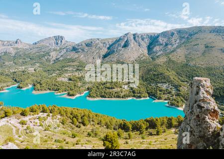 Panoramablick auf den Guadalest-Stausee und die Sierra de Serrella. Guadalest ist eines der schönsten Dörfer Spaniens in der Provinz Alicante Stockfoto