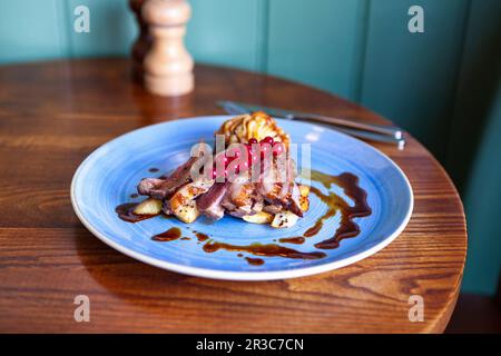 Schäferkuchen mit Lamm, Soße und roten Johannisbeeren Stockfoto