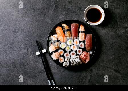 Sushi-Brötchen mit frischem Lachs, Thunfisch, Aal und Garnelen auf Reis. Flach liegend, Kopierbereich Stockfoto