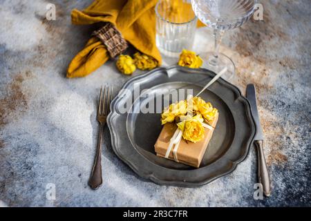 Platzieren Sie die Einstellung mit trockenen Rosenblumen auf Betonhintergrund Stockfoto