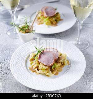 Schweinefilet auf Spitzkohl Stockfoto