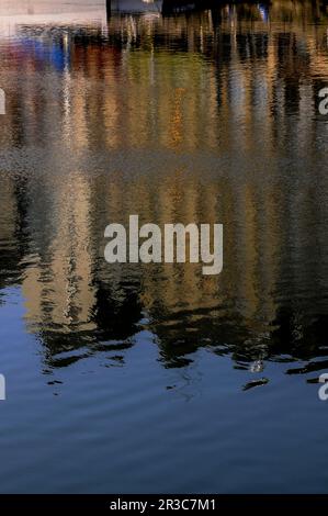 Reflektiert im Wasser von einer Winterbrise, hohe und schmale Häuser aus den 1600er und 1700er Jahren, die den Quai Sainte Catherine säumen, neben dem Vieux Bassin, in der Stadt Honfleur in Calvados, Normandie, Frankreich, dem Vieux Bassin (Altes Becken, Hafen oder Dock) Wurde 1668 als neuer Hafen für Honfleur gegründet. Stockfoto