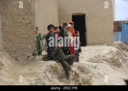 Kabul, Afghanistan. 23. Mai 2023. Afghanische Kinder sind in einem Lager für Binnenvertriebene in Kabul, Hauptstadt Afghanistans, am 23. Mai 2023 abgebildet. Kredit: Saifurahman Safi/Xinhua/Alamy Live News Stockfoto