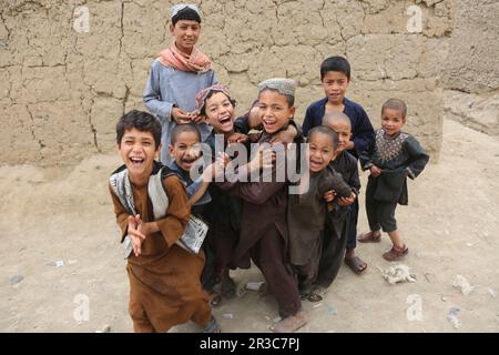 Kabul, Afghanistan. 23. Mai 2023. Afghanische Kinder sind in einem Lager für Binnenvertriebene in Kabul, Hauptstadt Afghanistans, am 23. Mai 2023 abgebildet. Kredit: Saifurahman Safi/Xinhua/Alamy Live News Stockfoto