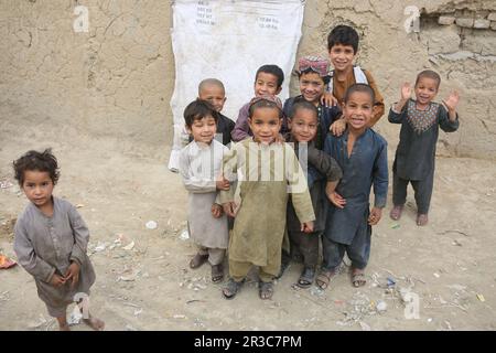 Kabul, Afghanistan. 23. Mai 2023. Afghanische Kinder sind in einem Lager für Binnenvertriebene in Kabul, Hauptstadt Afghanistans, am 23. Mai 2023 abgebildet. Kredit: Saifurahman Safi/Xinhua/Alamy Live News Stockfoto