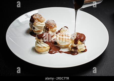 Mit Schokoladensoße besprüht Stockfoto