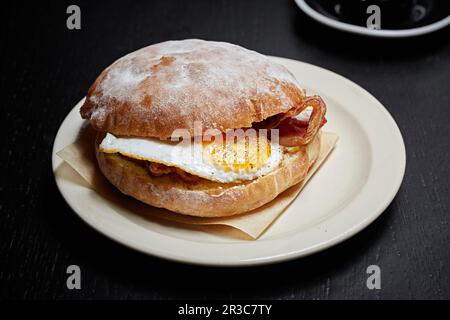 Frühstück mit Eiern und Speck bap Stockfoto