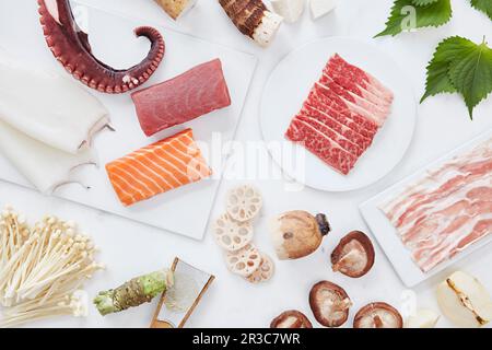 Hochwertige Zutaten für die Zubereitung von Sushi und Sashimi auf einem weißen Tisch (der den Rahmen füllt) Stockfoto