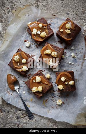 Schokoladen-Brownies mit gesalzenem Karamell und Popcorn Stockfoto