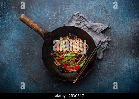 gebratene udon-Nudeln unter Rühren mit Gemüse und Pilzen Stockfoto