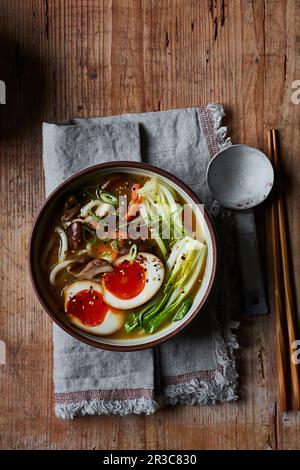 Japanische Ramen mit udon-Nudeln Stockfoto