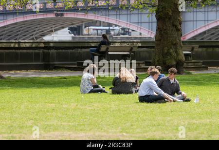 London, Großbritannien. 23. Mai 2023. Britische Wetterbesucher genießen die Sonne in den Londoner Parks. Guthaben: Ian Davidson/Alamy Live News Stockfoto