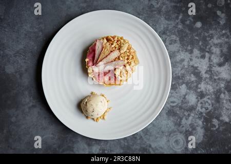 Rhabarber-Törtchen und Vanilleeis Stockfoto