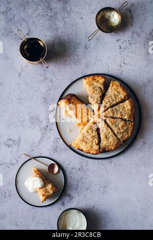 Joghurt-Kuchen mit Kokosnuss und Mandel-Topping Stockfoto