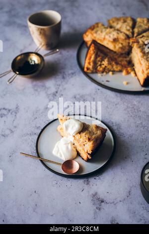 Joghurt-Kuchen mit Kokosnuss und Mandel-Topping Stockfoto