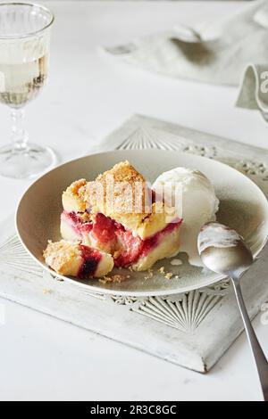 Erdbeerdessert mit Eis Stockfoto