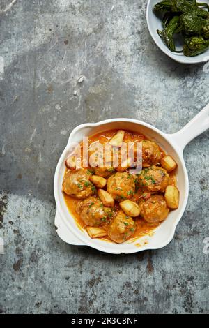 Fleischbällchen in Tomatensauce gekocht Stockfoto