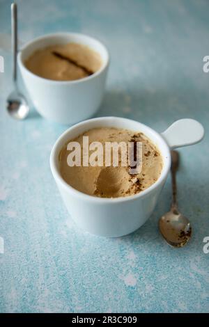 Kaffeeeis in Tassen serviert Stockfoto