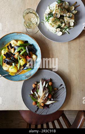 Meeresfrüchte und Salat Stockfoto