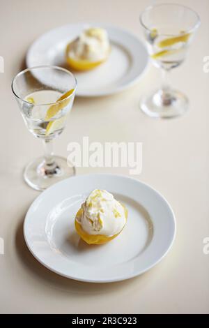 Zitronensorbet mit Sahne, serviert mit Martinis Stockfoto