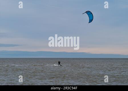 Kitesurfer umarmen den Wind in der Martello Bay Clacton on on Sea. Stockfoto