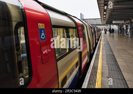 Nahaufnahme einer Londoner U-Bahn-Tür mit einem barrierefreien Rollstuhlschild Stockfoto