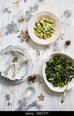 Rosenkohl und Grünkohl als Beilagen zum Weihnachtsessen Stockfoto