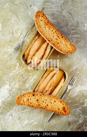 In Öl konservierte Makrele aus der Dose, serviert mit getoastetem Brot Stockfoto