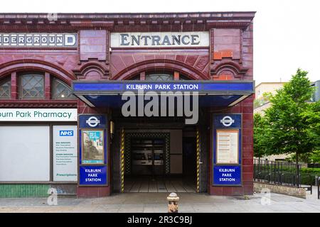 Eingang Zum Bahnhof Kilburn Park Stockfoto