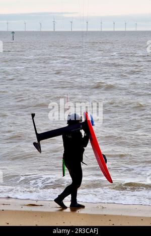 Kitesurfer umarmen den Wind in der Martello Bay Clacton on on Sea. Stockfoto