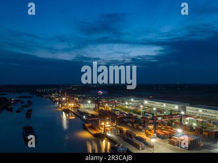 HUAI'AN, CHINA - 23. MAI 2023 - Schiffe, die Kohle, Dünger und Saatgut entlang des Peking-Hangzhou Grand Canal in Huai'an, Provinz Jiangsu, Chi transportieren Stockfoto