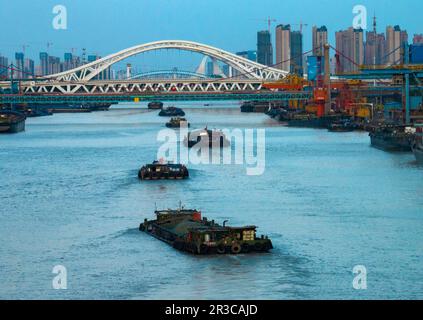 HUAI'AN, CHINA - 23. MAI 2023 - Schiffe, die Kohle, Dünger und Saatgut entlang des Peking-Hangzhou Grand Canal in Huai'an, Provinz Jiangsu, Chi transportieren Stockfoto